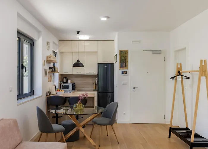 Stylish Moskar With Balcony & Parking Lapad *
