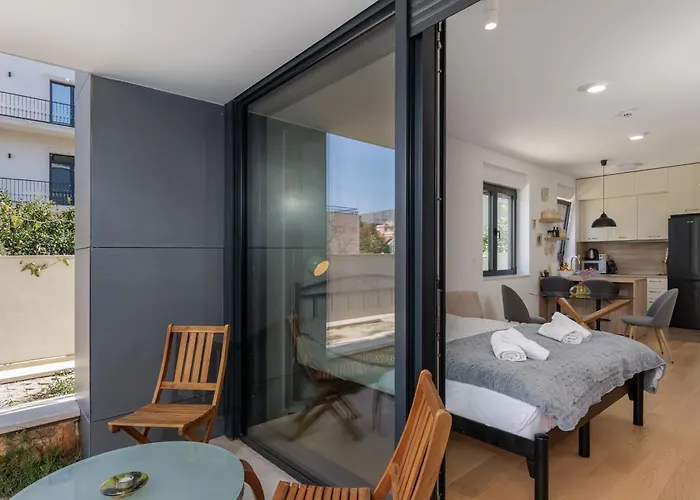 Stylish Moskar With Balcony & Parking Lapad